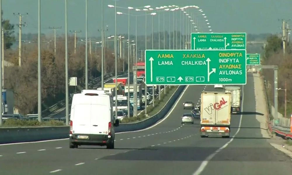 Ανατροπή νταλίκας στην Αθηνών-Λαμίας στο ύψος του Αυλώνα